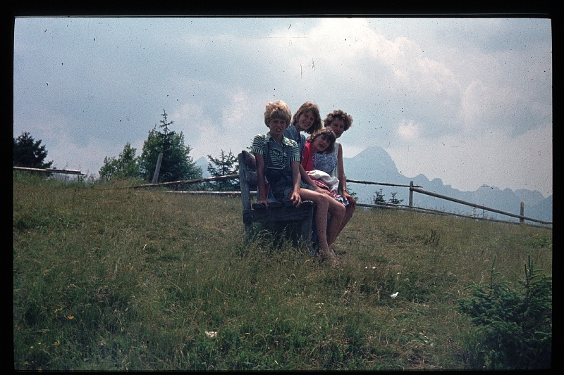 05.Drielandenpunt jun 1976 Mama,Brigitte,Marion,Peter.JPG